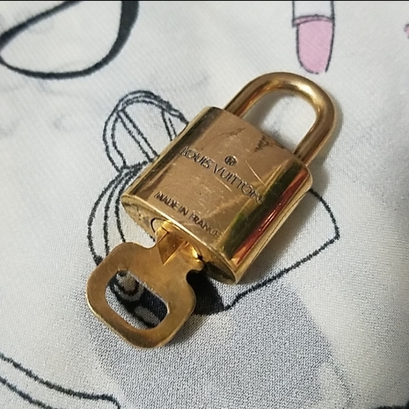 AUTHENTIC LOUIS VUITTON PADLOCK & KEY - Picture 3 of 6